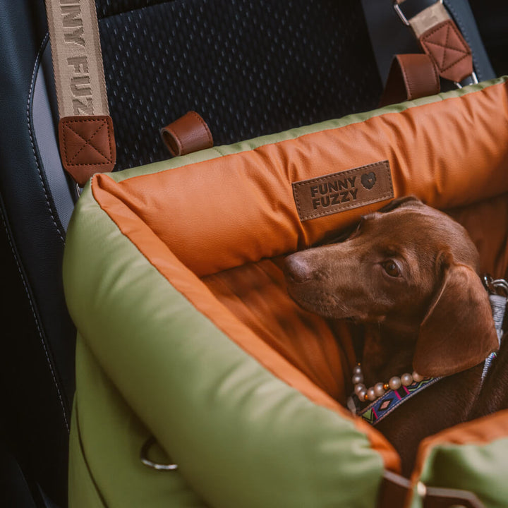 Grijze luxe hondenautostoel, een zachte hondenmand die veiligheid biedt in de auto.