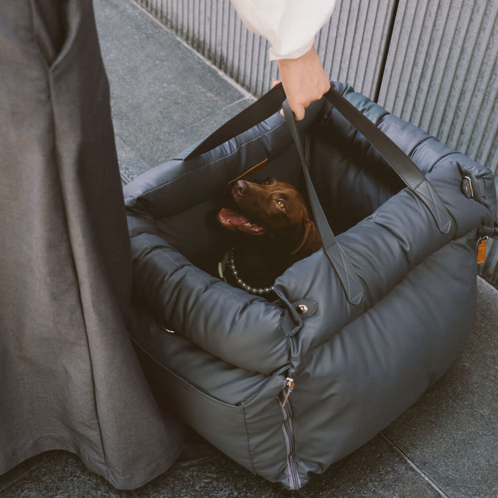 Blauwe luxe hondenmand autostoel, voor veilige en comfortabele reiservaringen.