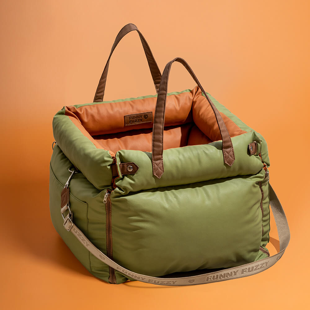 Luxe hondenautostoel van kunstleer, oranjegroen, voor veilig en comfortabel reizen.