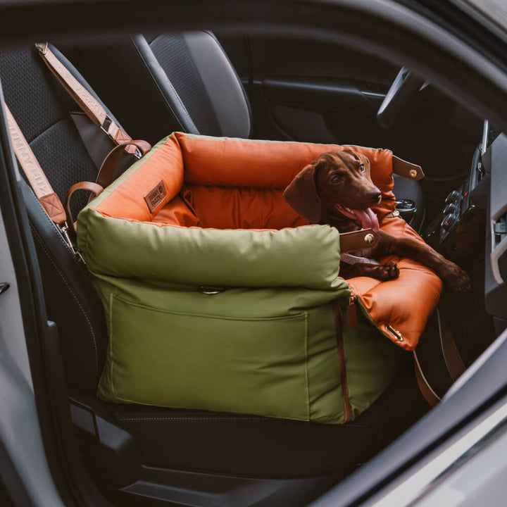 Comfortabele grijze hondenautostoel, een veilige hondenmand voor in de auto.