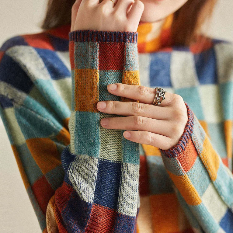 Luxe kasjmier coltrui dames met kleurrijke melange accenten; ultrazachte stof en ruime col voor ultiem comfort.