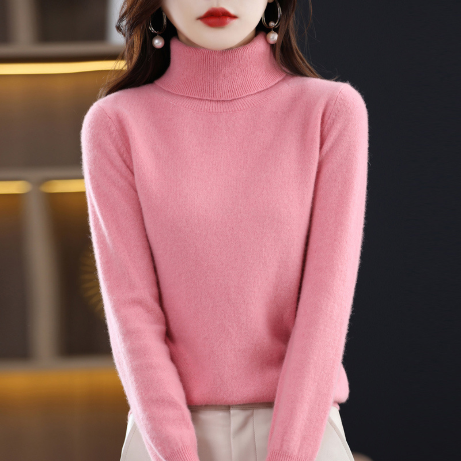"Luxe kasjmieren coltrui voor dames met elegante colkraag in crème kleur, stijlvol en zacht, ideaal voor winterse outfits."