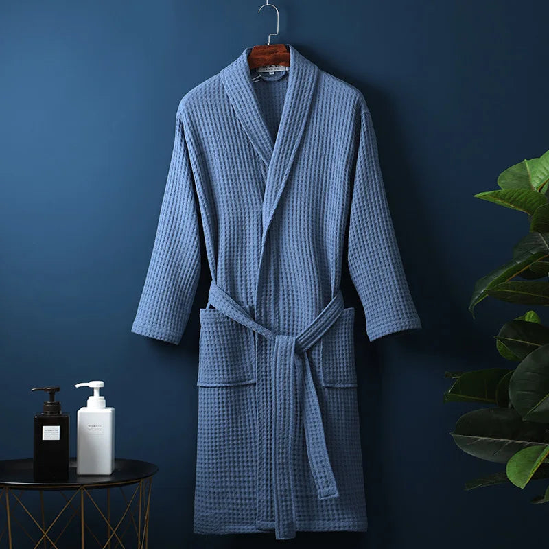 Luxe katoenen badjas in blauw, zachte stof, comfortabel en ademend. Perfect voor ontspanning.