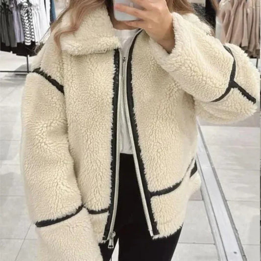 "Luxe korte lamswollen jas in elegante beige tint met losse pasvorm, ideaal voor herfst en winter. Stijlvol en warm."