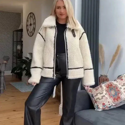 "Luxe korte lamswollen jas in elegante beige tint met losse pasvorm, ideaal voor herfst en winter. Stijlvol en warm."