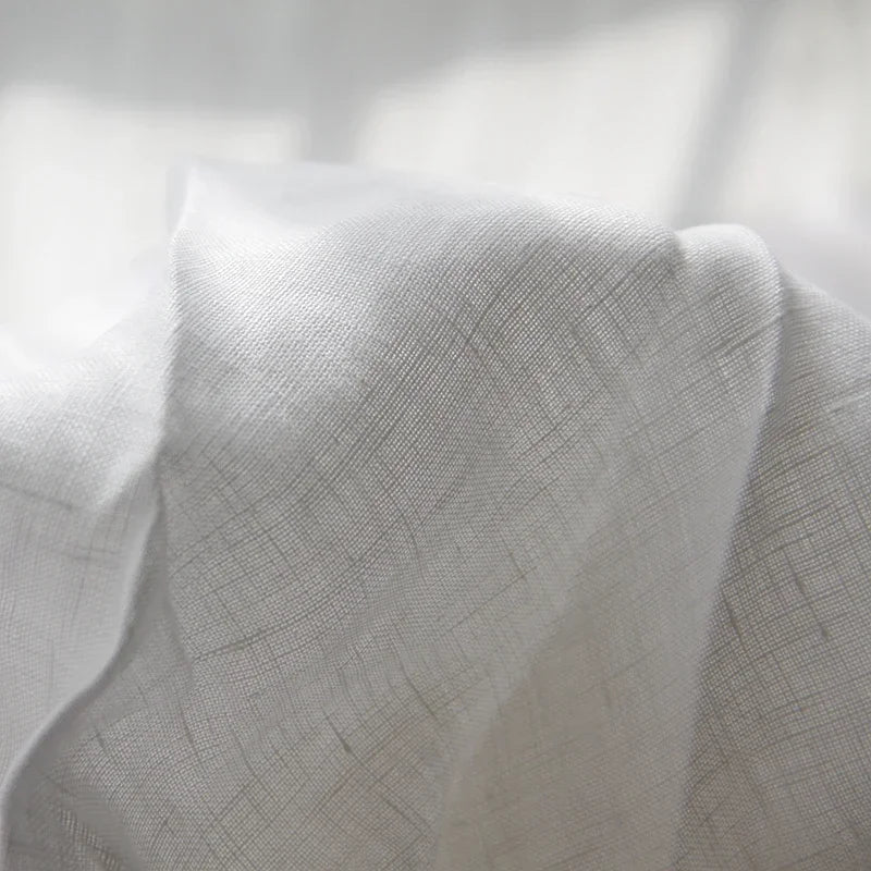"Luxe linnen beddengoed, elegant en zacht, in diverse kleuren zoals abrikoos en donkergrijs. Perfect voor stijlvol comfort."