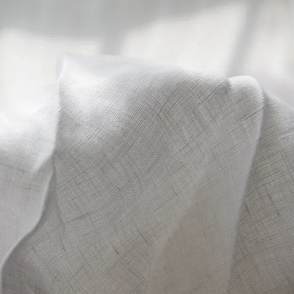 "Luxe linnen beddengoed, elegant en zacht, in diverse kleuren zoals abrikoos en donkergrijs. Perfect voor stijlvol comfort."