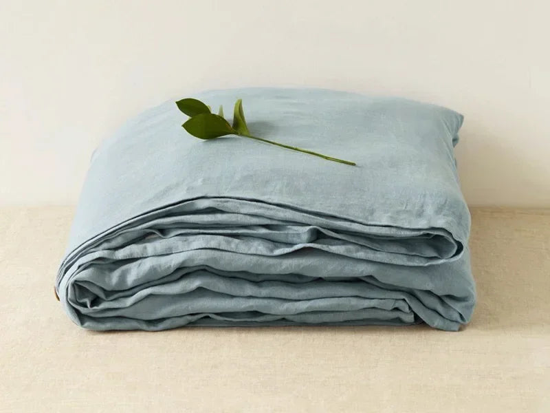 "Luxe linnen beddengoed, elegant en zacht, in diverse kleuren zoals abrikoos en donkergrijs. Perfect voor stijlvol comfort."