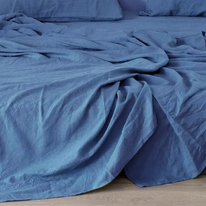 "Luxe linnen beddengoed, elegant en zacht, in diverse kleuren zoals abrikoos en donkergrijs. Perfect voor stijlvol comfort."