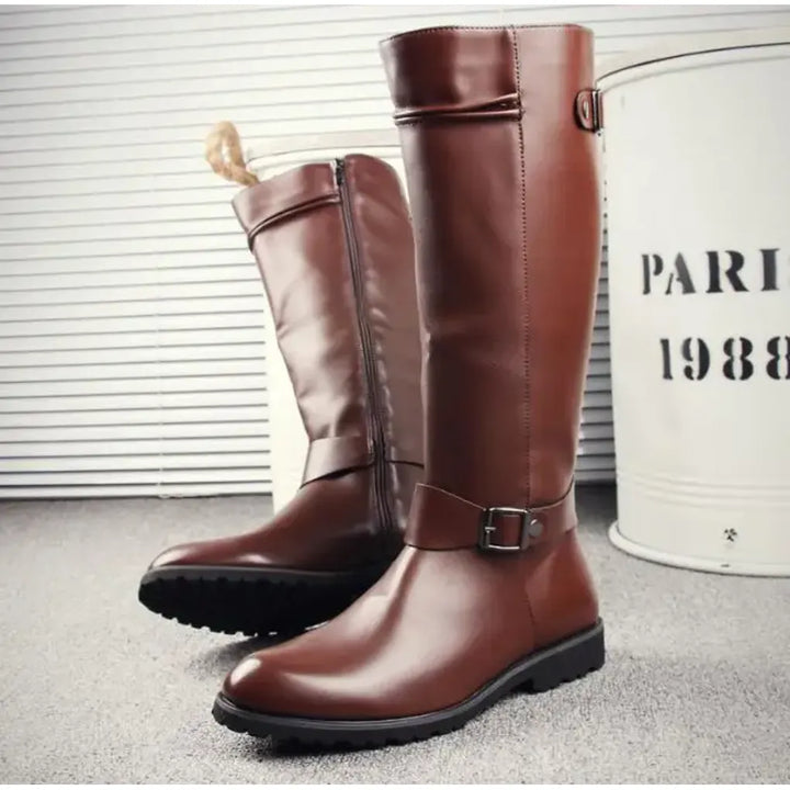 Robuuste heren enkellaarzen van koeienhuid met veters, ideaal voor casual comfort en duurzaam avontuur.