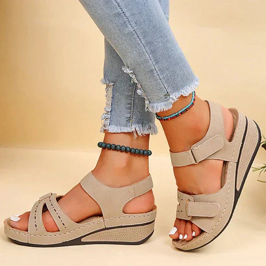 "Luxe orthopedische dames sandalen, beige, met brede pasvorm en gelzool voor ultiem comfort en schokabsorptie."