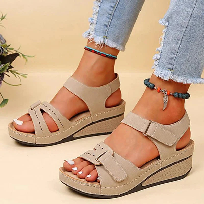 "Luxe orthopedische dames sandalen, beige, met brede pasvorm en gelzool voor ultiem comfort en schokabsorptie."