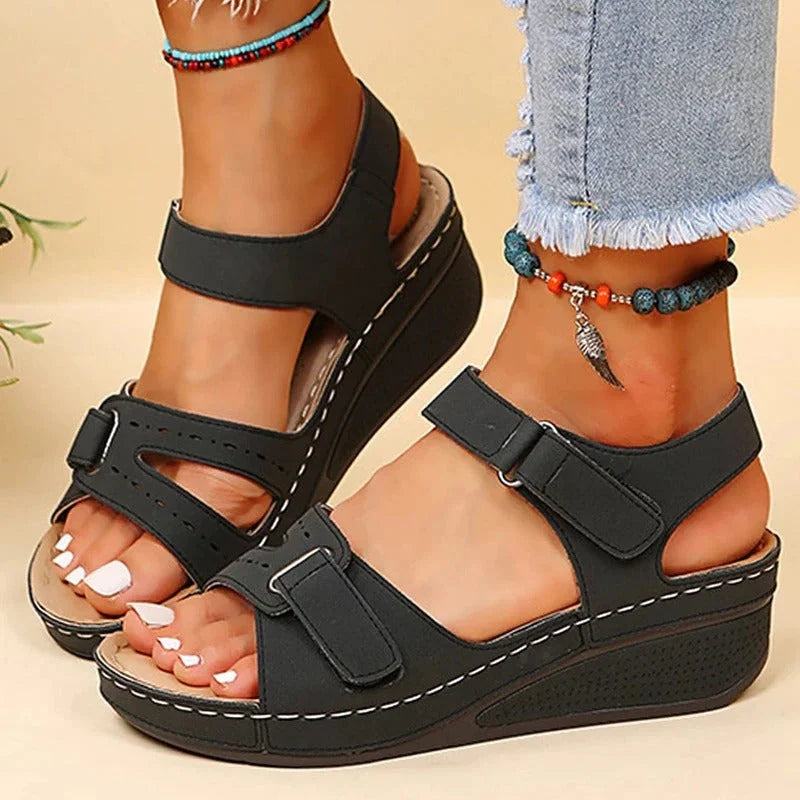 "Luxe orthopedische dames sandalen, beige, met brede pasvorm en gelzool voor ultiem comfort en schokabsorptie."