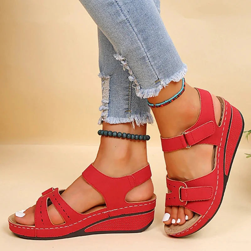 "Luxe orthopedische dames sandalen, beige, met brede pasvorm en gelzool voor ultiem comfort en schokabsorptie."