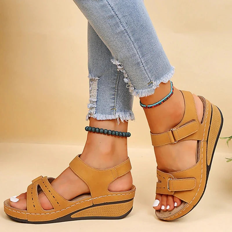 "Luxe orthopedische dames sandalen, beige, met brede pasvorm en gelzool voor ultiem comfort en schokabsorptie."