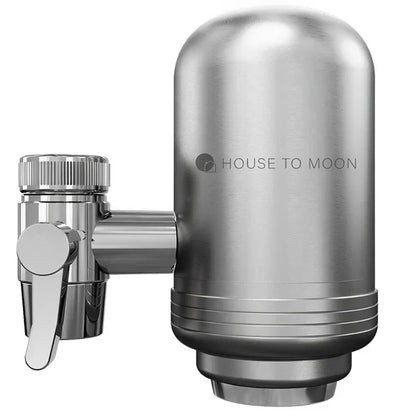 "Luxe RVS waterfilter met modern design voor kristalhelder drinkwater in keuken, passend bij elke kraan."