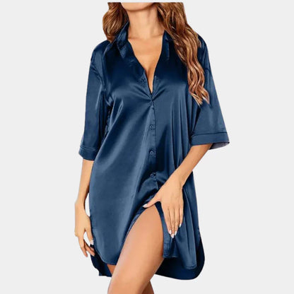 "Luxe satijnen dames nachthemd met omvouwkraag, knoopdetails, en halflange mouwen voor elegante zomernachten."