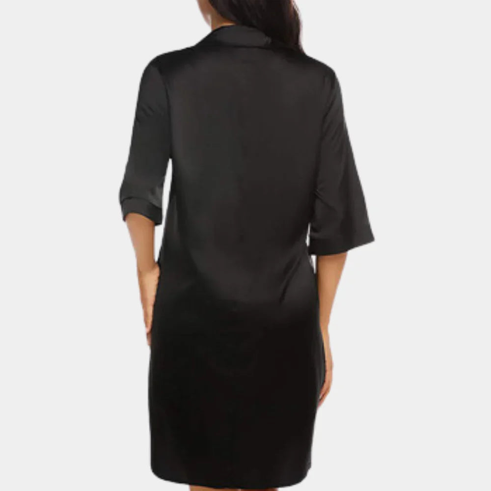 "Luxe satijnen dames nachthemd met omvouwkraag, knoopdetails, en halflange mouwen voor elegante zomernachten."