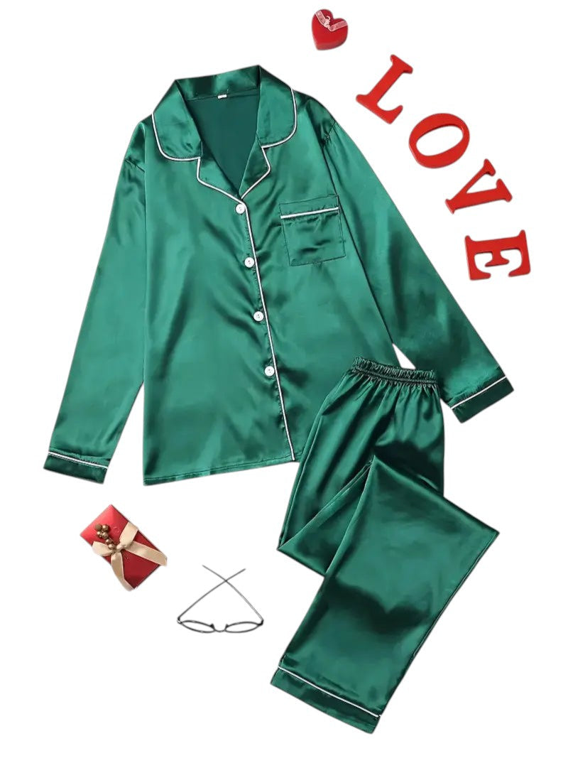 Luxe dames pyjama van satijn, perfect voor comfortabele nachten en ontspanning.