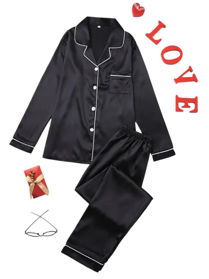 Zachte satijnen dames pyjama, complete set voor luxe en comfortabele nachtrust.