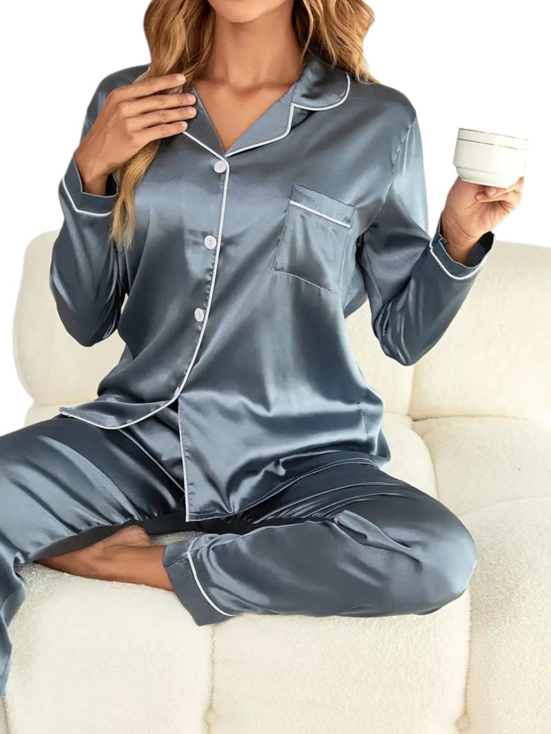 "Luxe satijnen dames pyjamaset met glanzende afwerking, zijdeachtige textuur en elegante uitstraling voor ultiem comfort."