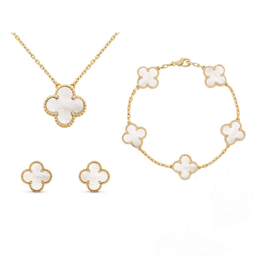 "Luxe sieradenset dames met klaverontwerp, parelmoer coating en gouden details, inclusief ketting, armband en oorbellen."