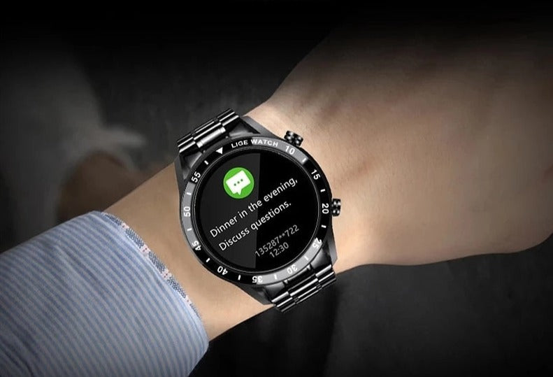 "Luxe SmartWatch 4G met zwart lederen band, AMOLED-scherm, stijlvol zilveren frame, ideaal voor connectiviteit en fitness."