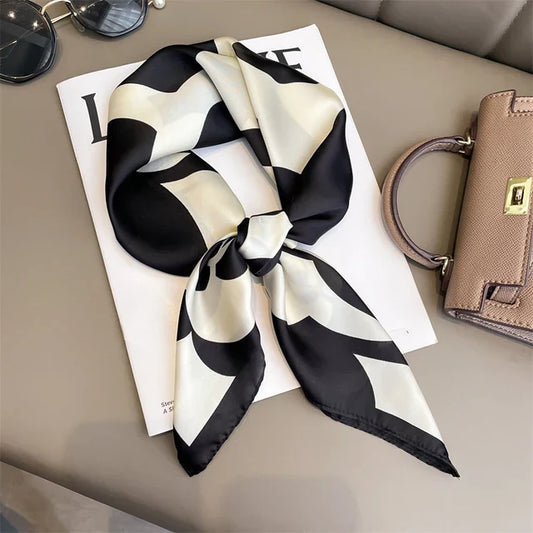 "Luxe zijden sjaal met elegant ruitenpatroon, zacht en glanzend voor stijlvolle damesoutfits."