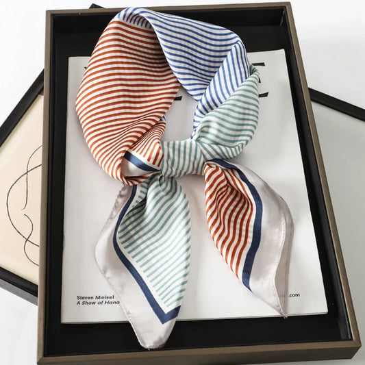 "Luxe zijden sjaal voor vrouwen met elegant ruitpatroon, satijnen afwerking, veelzijdig als accessoire. 70x70cm."
