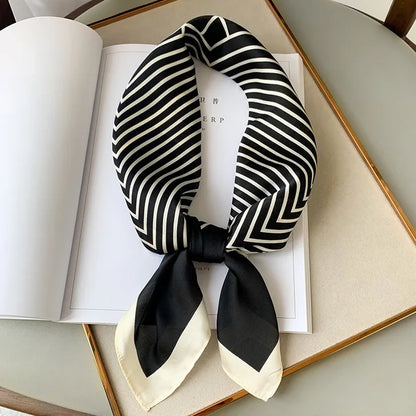 "Luxe zijden sjaal voor vrouwen met elegant ruitpatroon, satijnen afwerking, veelzijdig als accessoire. 70x70cm."