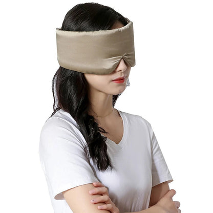 "Luxe zijden slaapmasker met 100% moerbeizijde, zijdezacht, hypoallergeen, effectief lichtblokkerend voor optimale rust."
