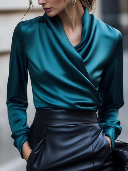 "Luxueuze Bohemen mini-jurk, satijnen textuur, met uniek kruisaccent, perfecte zomerstijl voor elegante dames."