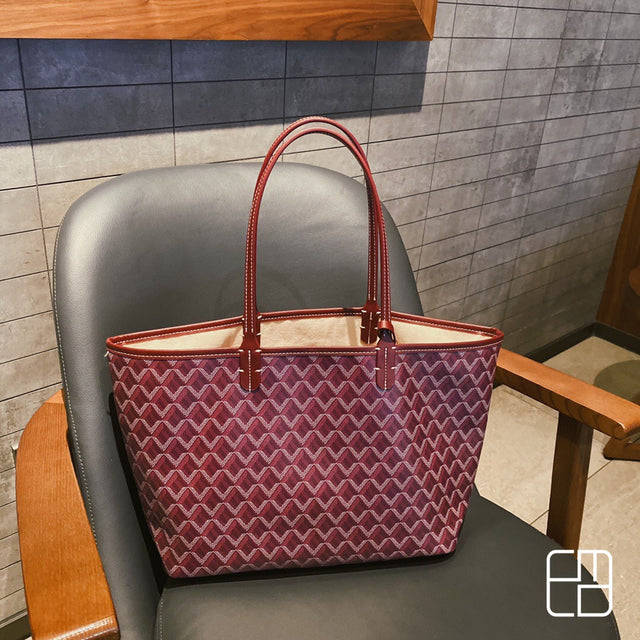 Luxueuze bordeaux shopper bag voor dames, geweven patroon, ruim interieur, PU-leer, stijlvol en praktisch accessoire.