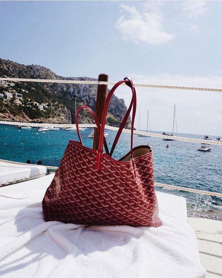 Luxueuze bordeaux shopper bag voor dames, geweven patroon, ruim interieur, PU-leer, stijlvol en praktisch accessoire.