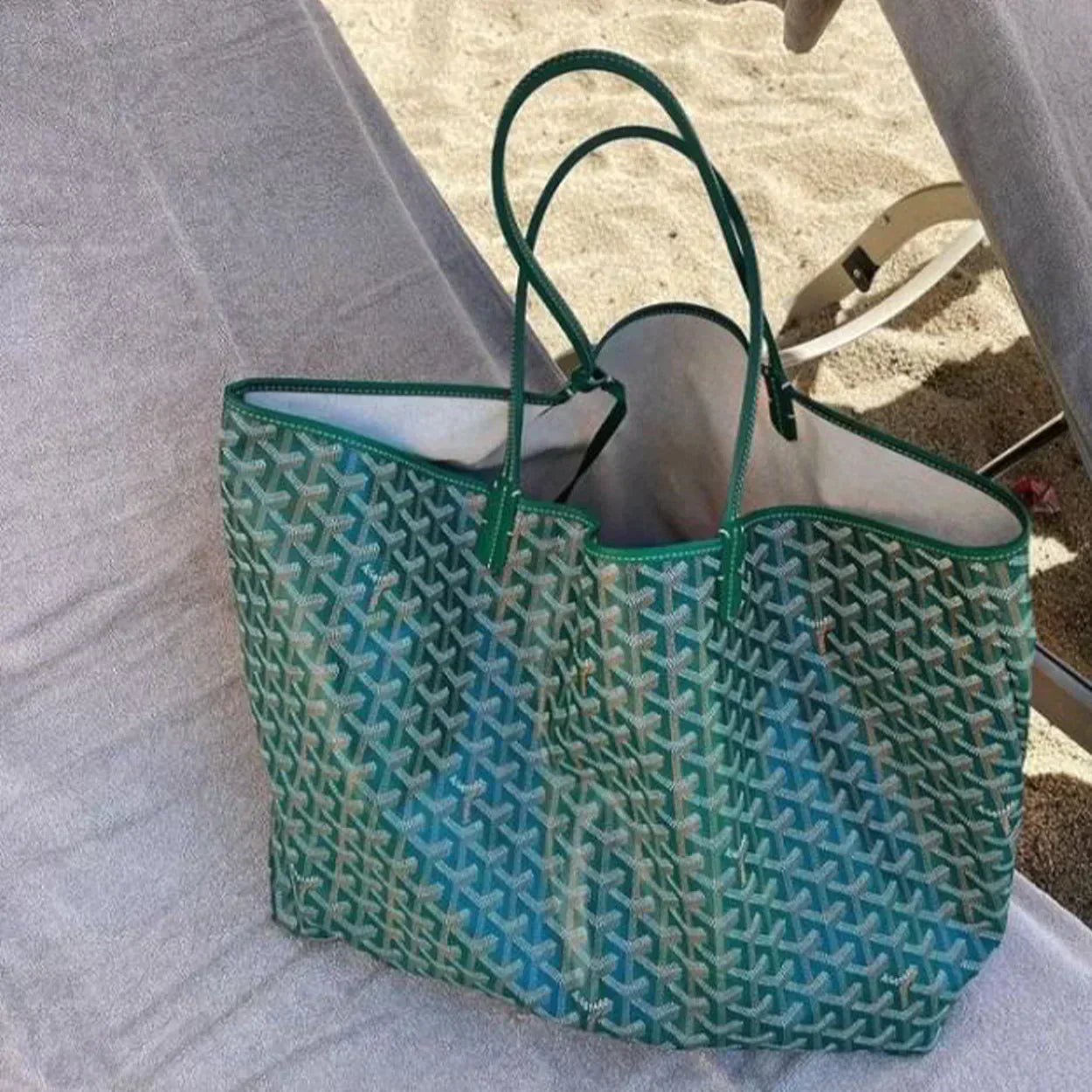Luxueuze bordeaux shopper bag voor dames, geweven patroon, ruim interieur, PU-leer, stijlvol en praktisch accessoire.