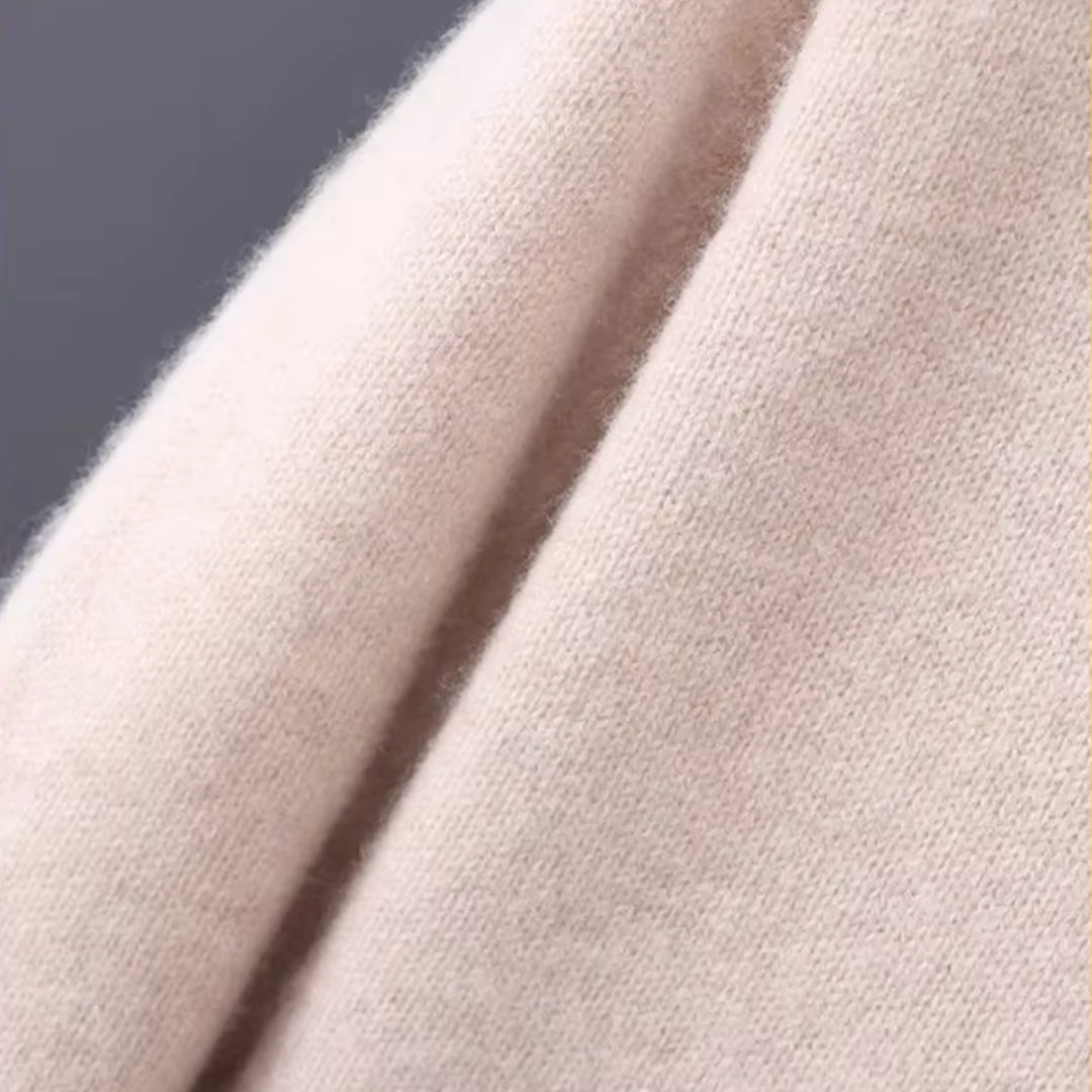 "Luxueuze kasjmier herentrui met O-hals en regular fit, perfect voor winterse stijl en comfort, in diverse kleuren."