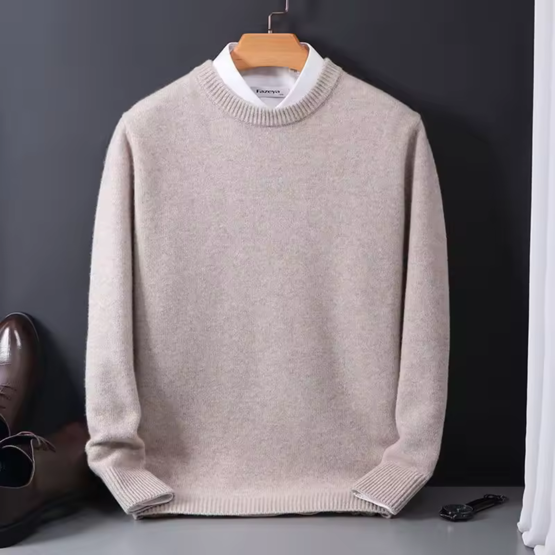 "Luxueuze kasjmier herentrui met O-hals en regular fit, perfect voor winterse stijl en comfort, in diverse kleuren."