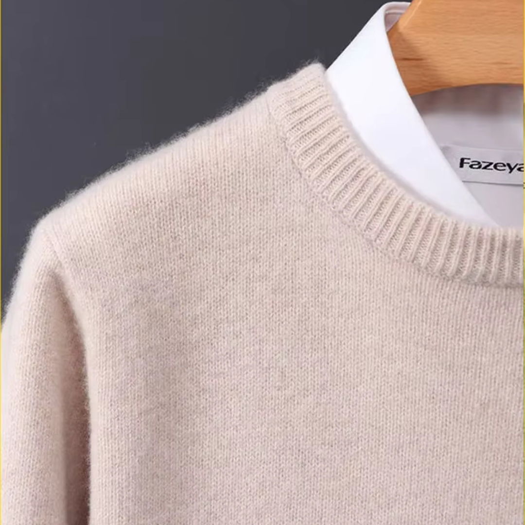 "Luxueuze kasjmier herentrui met O-hals en regular fit, perfect voor winterse stijl en comfort, in diverse kleuren."