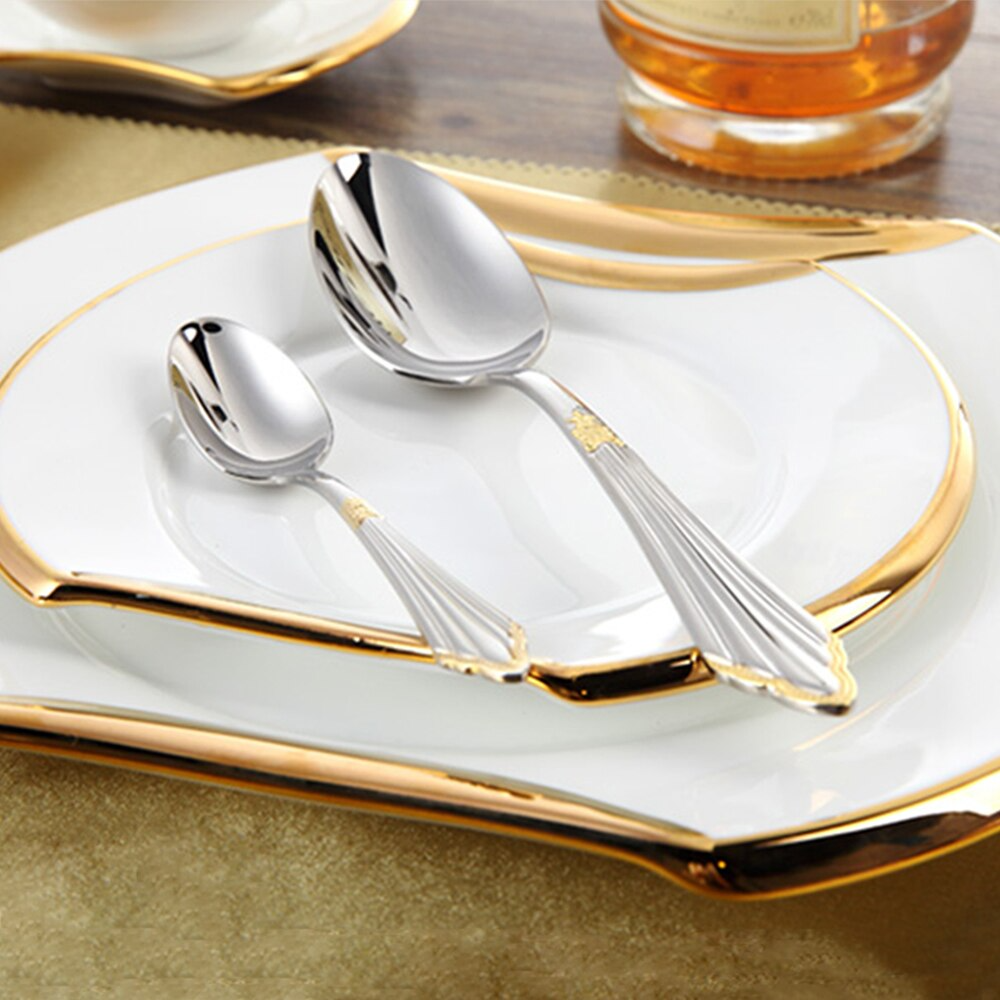 Stijlvolle tafeldecoratie met gouden RVS bestekset, perfect voor luxe dineren en speciale gelegenheden.