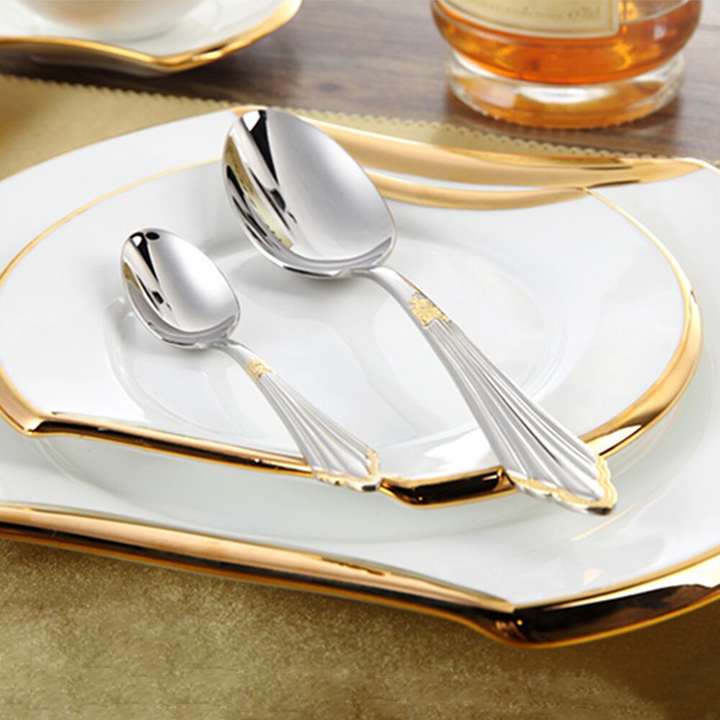 Stijlvolle tafeldecoratie met gouden RVS bestekset, perfect voor luxe dineren en speciale gelegenheden.