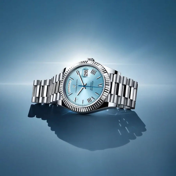 Roestvrijstalen schakelband van een elegant automatisch herenhorloge, comfortabel en duurzaam.
