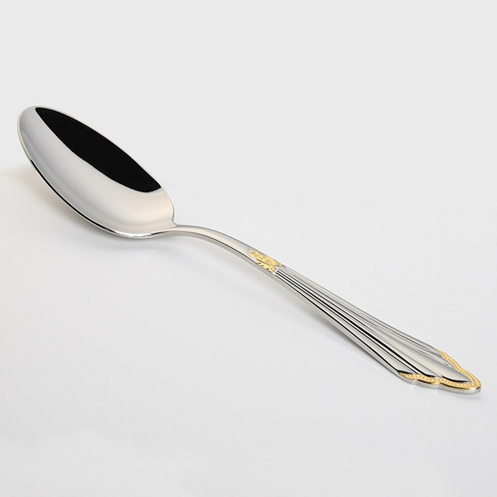 Complete gouden RVS bestekset (24-delig), ideaal geschenk voor huishouden. Verhoogt de eetkamer luxe.