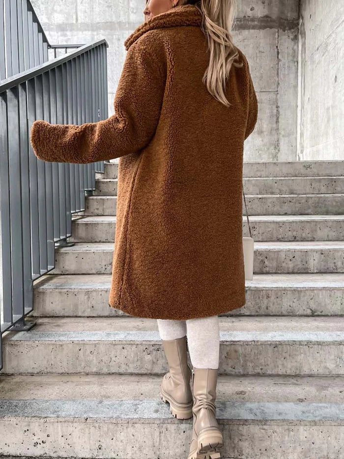 Dames teddyjas lang en comfortabel, perfect voor winterse dagen en stijlvolle look.