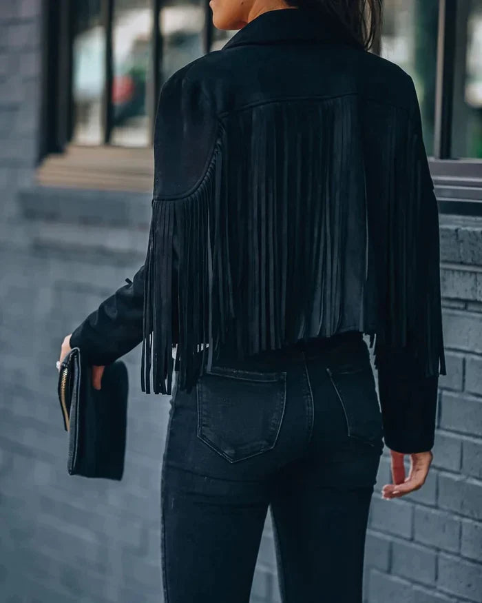 Zwart damesjasje met lange franjes, chique en modieuze bovenkleding.