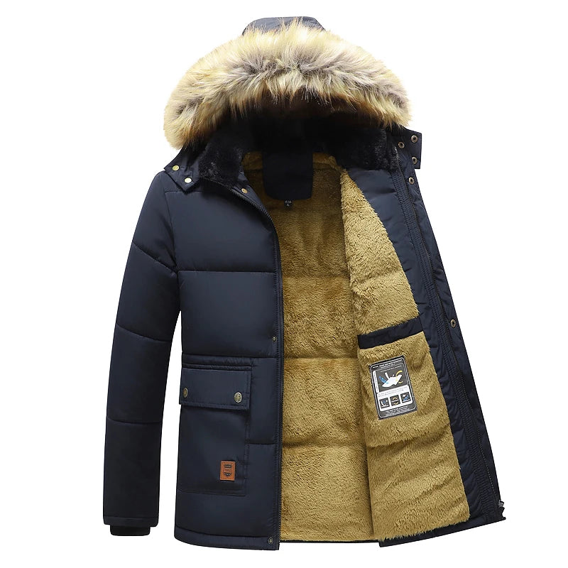 Donkerblauwe heren winterparka met warme capuchon. Stijlvolle en comfortabele bovenkleding voor koude dagen.