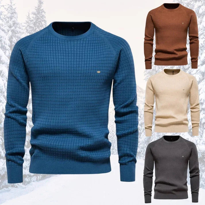 Man in een trendy warme heren pullover, toont de comfortabele pasvorm en winterse stijl van de trui.
