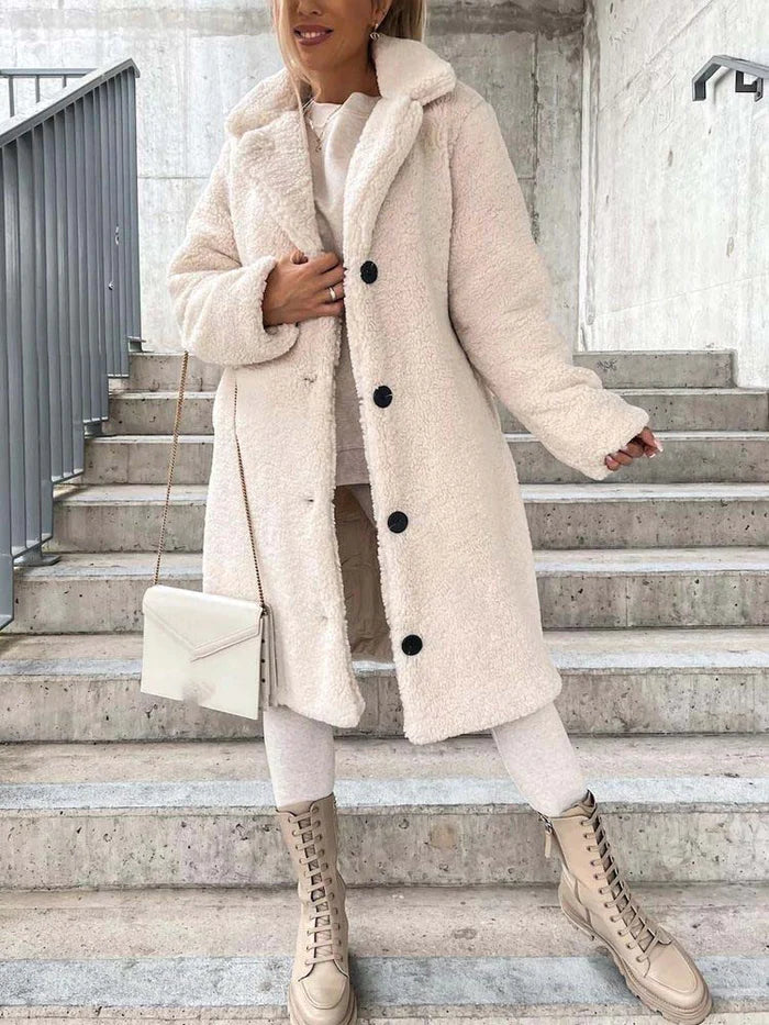 Lange dames teddyjas voor de winter, warm en stijlvol, ideaal als winterkleding.