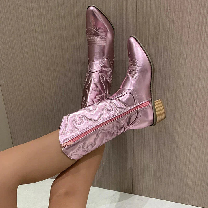 Close-up van het trendy metallic accent op deze elegante dames cowboylaarzen. Stijlvolle damesschoenen.