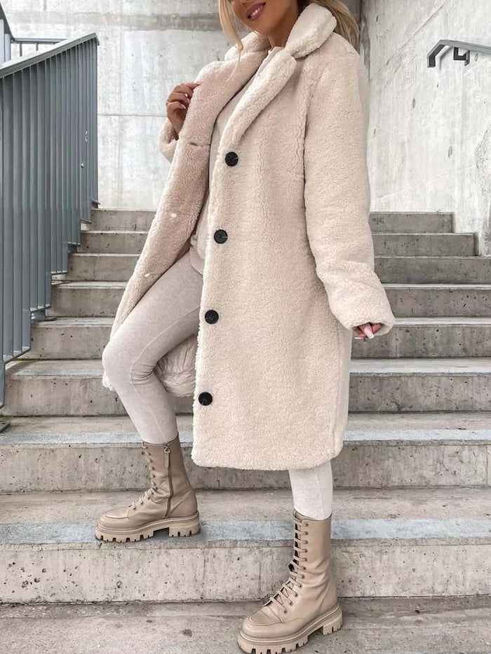 Dames winterjas van teddy stof, warm, lang en casual chic, met een comfortabele pasvorm.