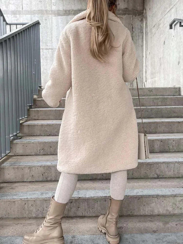 Warme en lange teddy damesjas, perfecte winterkleding die comfort biedt.